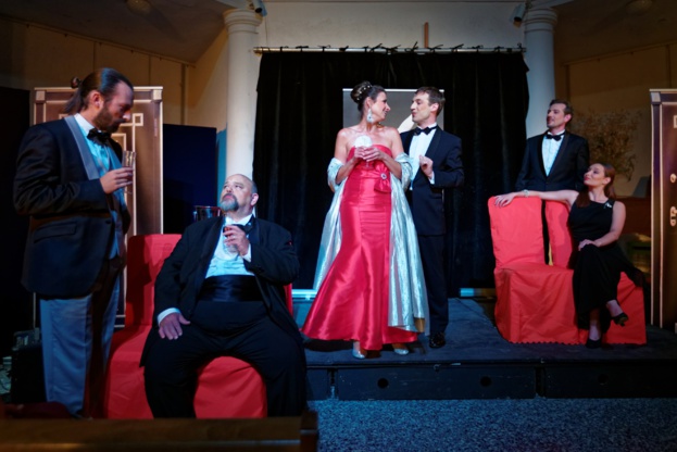 Violetta VALERY, courtisanne très en vue, donne une réception dans ses appartements au cours de laquelle Aldredo GERMOND va tomber follement amoureux d'elle. C'est le début d'une histoire tumultueuse ... Violetta VALERY, courtisanne très en vue, donne une réception dans ses appartements au cours de laquelle Aldredo GERMOND va tomber follement amoureux d'elle. C'est le début d'une histoire tumultueuse ...