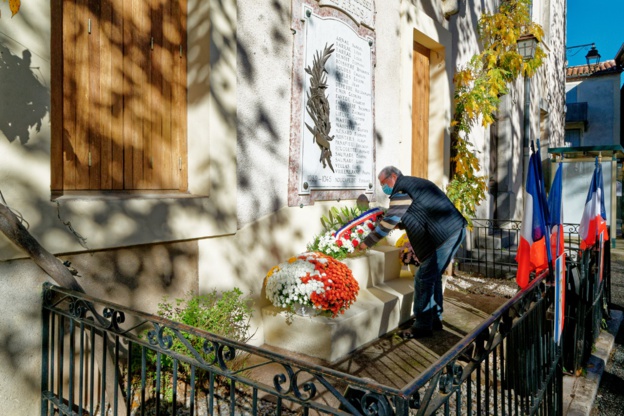Le traditionnel dépôt de gerbe