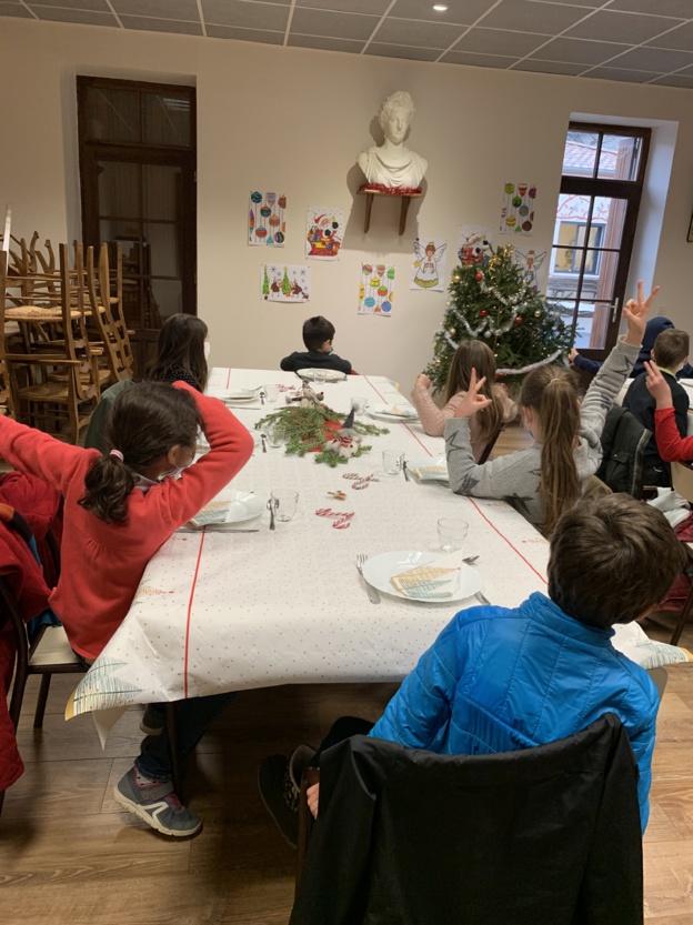 Repas de noël à la cantine Repas de noël à la cantine