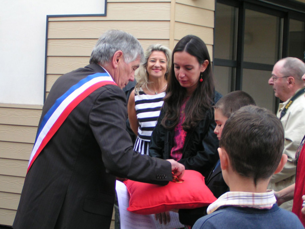 M. le Maire remet la clef à la directrice de l'école