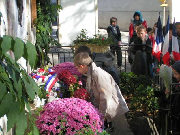 Les enfants de Bréau et Salagosse déposent gerbe et fleurs devant le monument aux morts Les enfants de Bréau et Salagosse déposent gerbe et fleurs devant le monument aux morts
