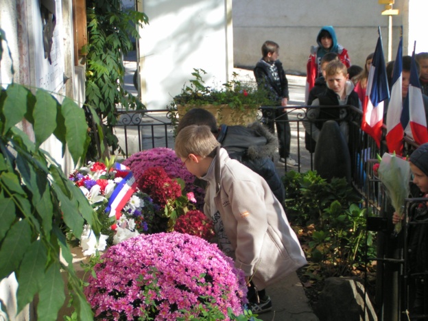 Les enfants de Bréau et Salagosse déposent gerbe et fleurs devant le monument aux morts