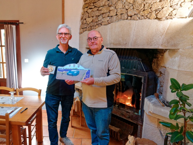 Damon HILL remet une plaque de rallye dédicacée à notre conseiller municipal S. Recolin Damon HILL remet une plaque de rallye dédicacée à notre conseiller municipal S. Recolin
