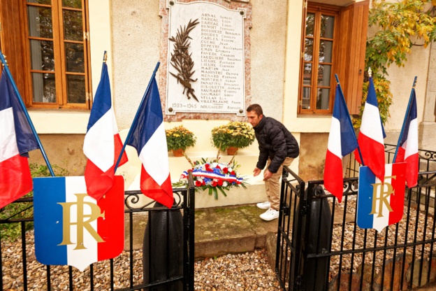 Le dépôt de gerbe sur le monument au morts