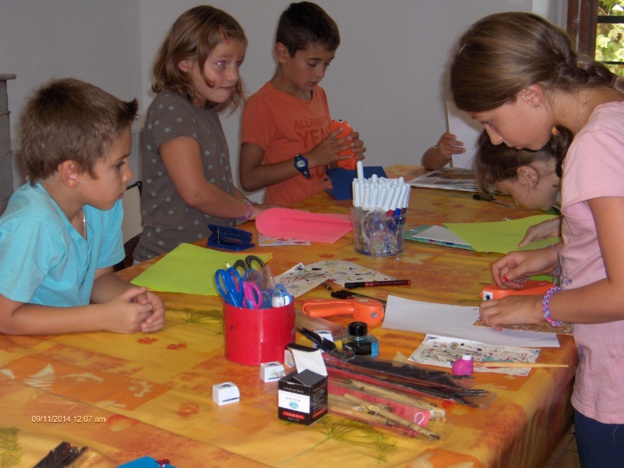 Les enfants en pleine création avec Louazna