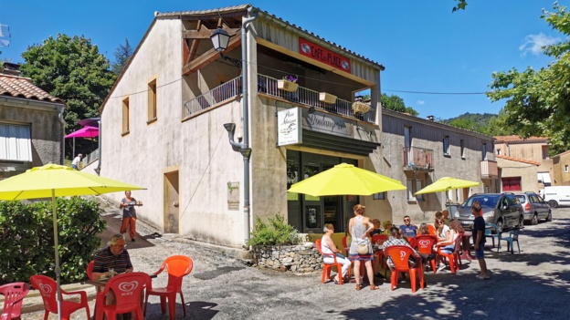 Réouverture du café de la place à Bréau