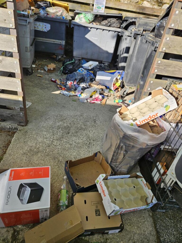 STOP !!! containers entrée Bréau STOP !!! containers entrée Bréau