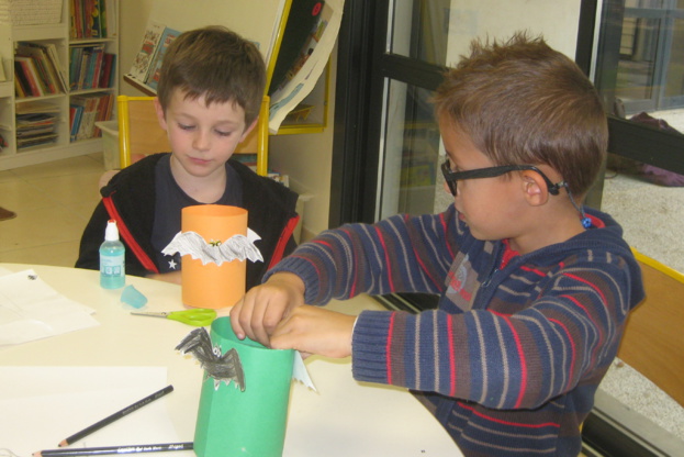 Création des paniers d'Halloween en images avec Danièle et l'équipe de GS Création des paniers d'Halloween en images avec Danièle et l'équipe de GS