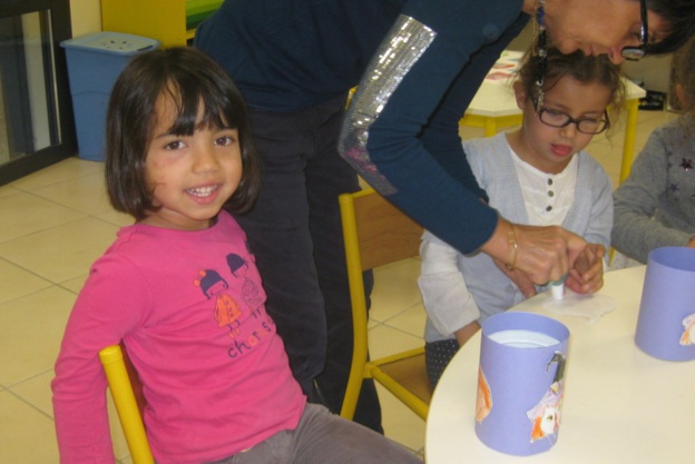 Création des paniers d'Halloween en images avec Danièle et l'équipe de GS Création des paniers d'Halloween en images avec Danièle et l'équipe de GS