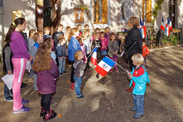 Les enfants de l'école entonnent la Marseillaise