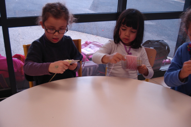 Atelier laine avec le groupe de GS et Danièle Atelier laine avec le groupe de GS et Danièle