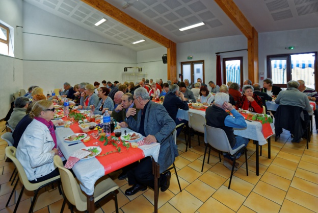 Les convives à table Les convives à table
