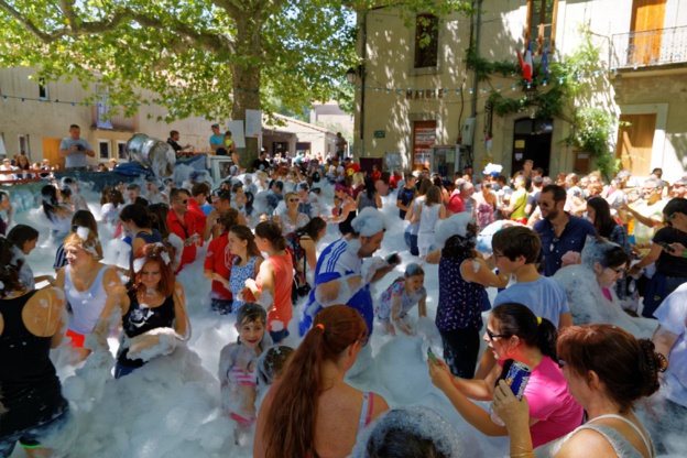 L'apéro-mousse sur la place du village