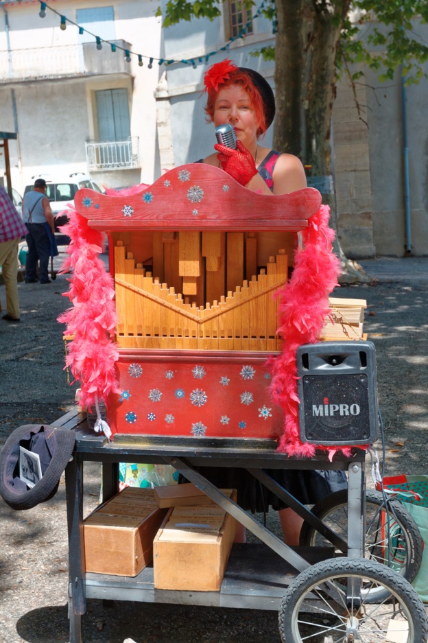 Lila Solski et son orgue de barbarie Lila Solski et son orgue de barbarie