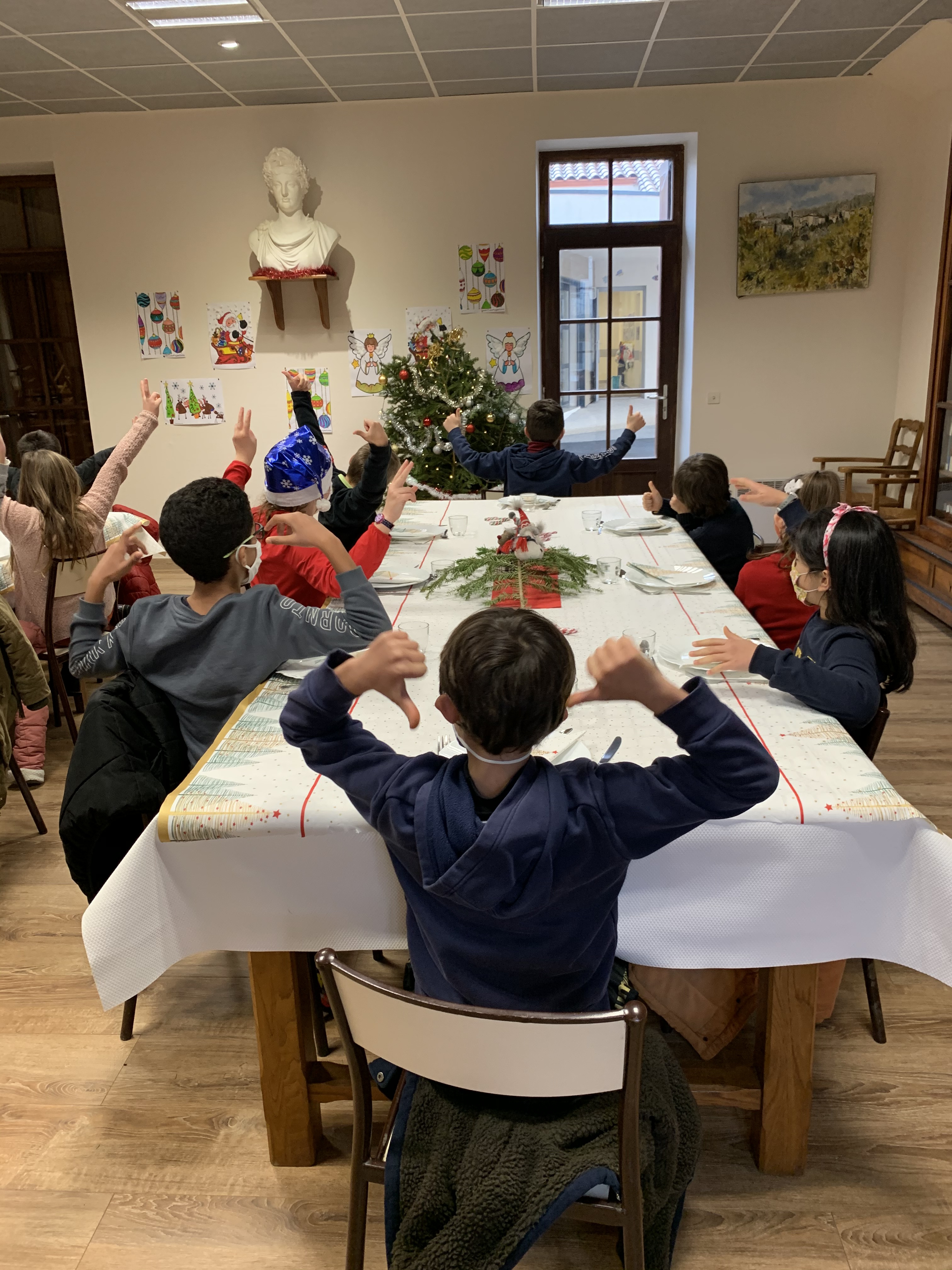 Repas de noël à la cantine Repas de noël à la cantine