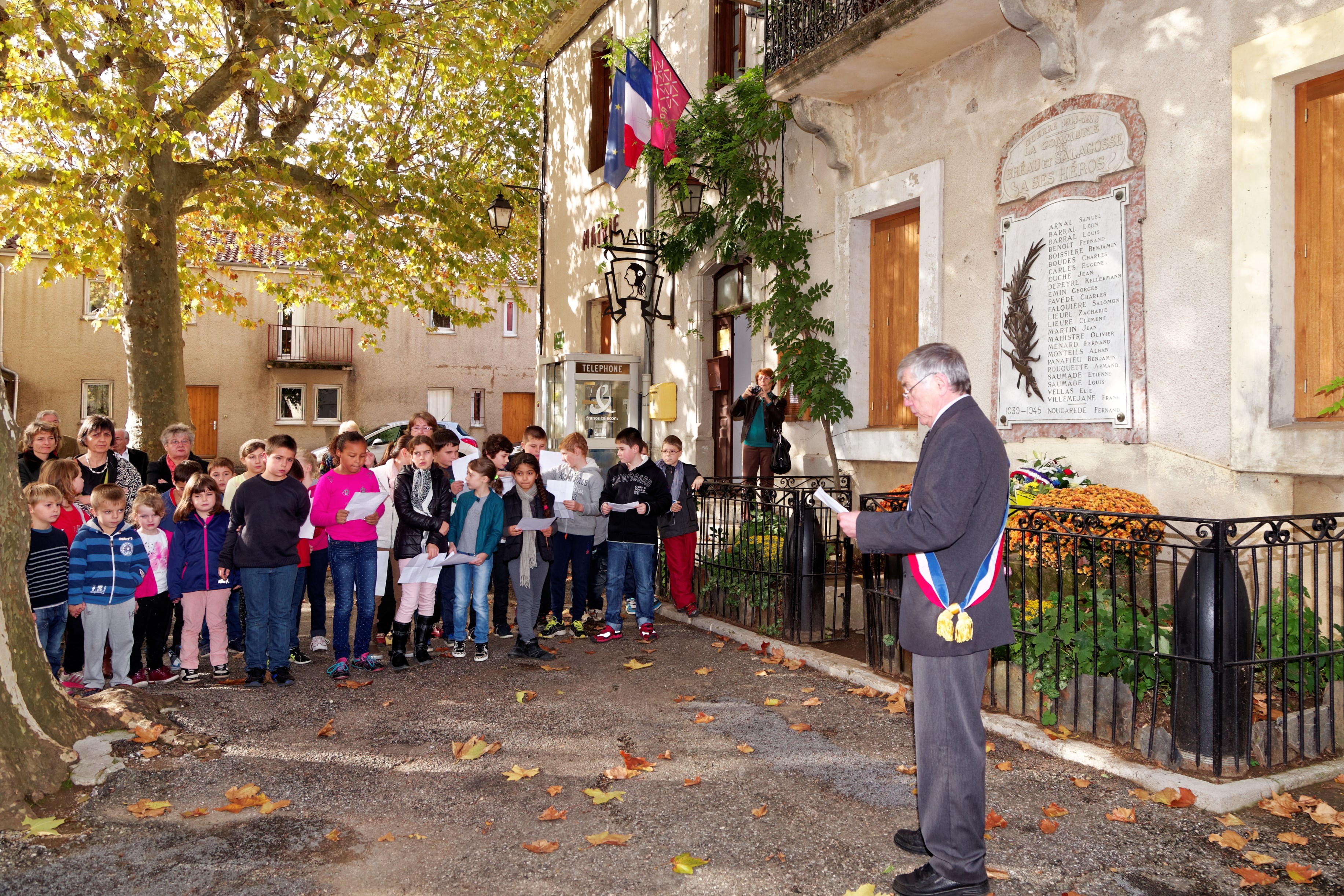 Le discours du Maire devant le monument aux morts, les enfants de l'école et la population recueillie.