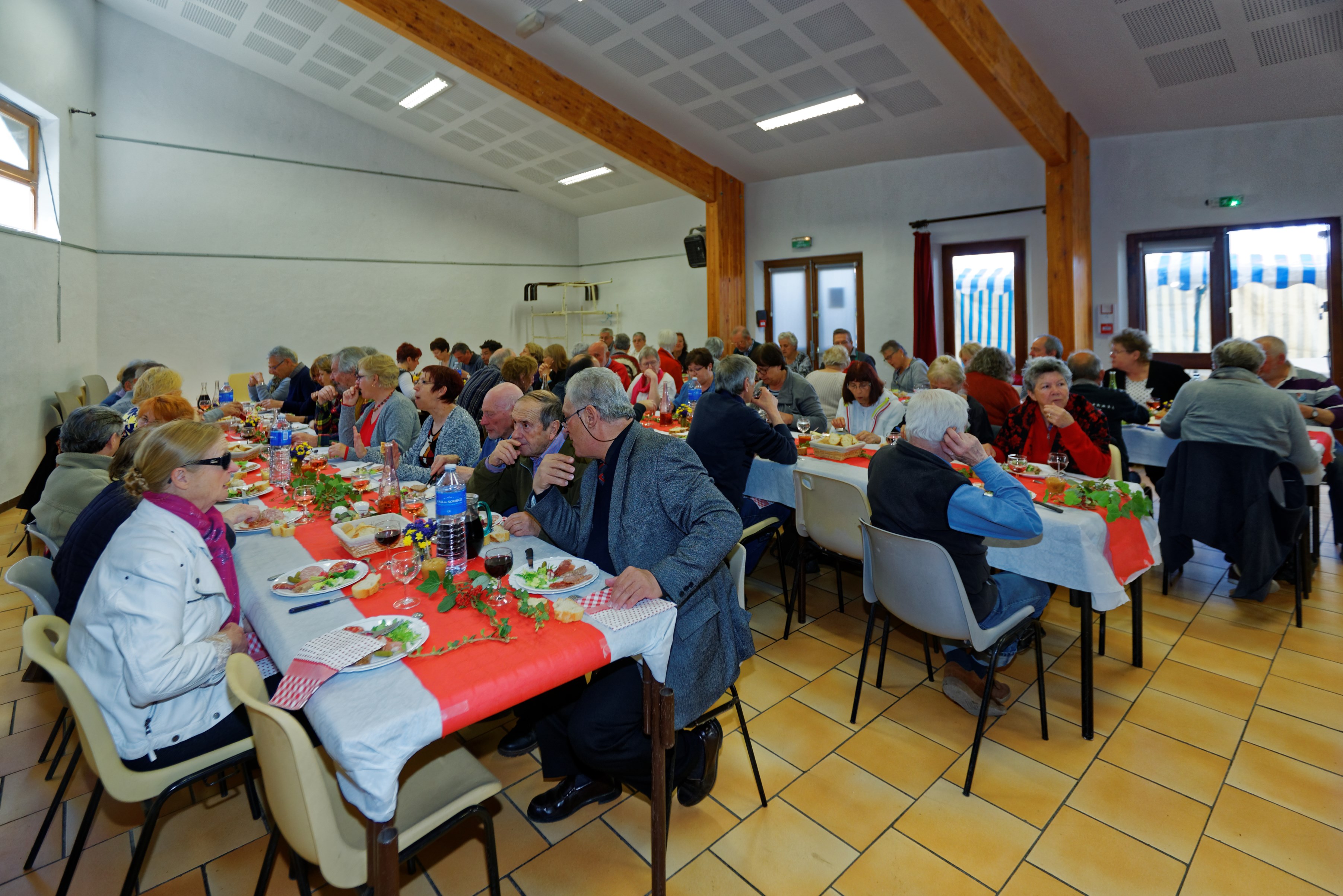 Les convives à table Les convives à table