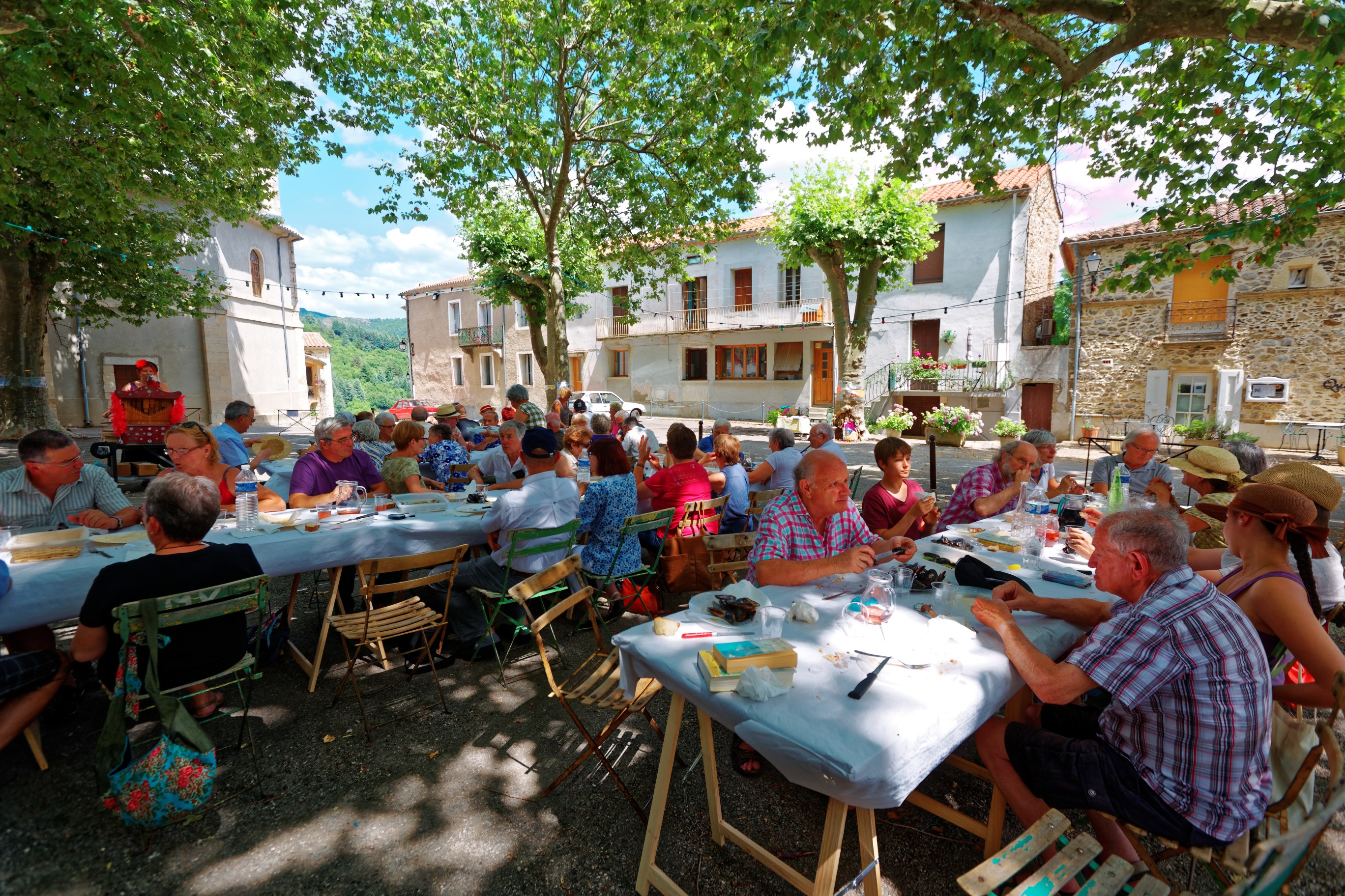 Les convives à table Les convives à table